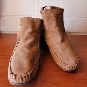 Women's Tan Minnetonka Moccasins Size 7
